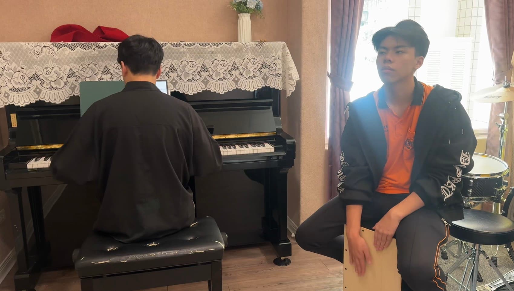 徐老師彈鋼琴,學生以木箱鼓一起合奏