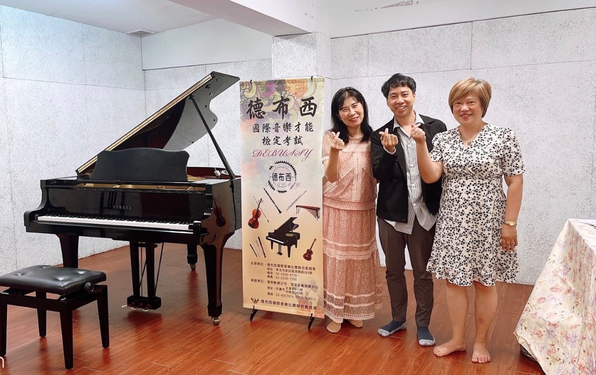 徐老師與音樂活動成人參與者在活動現場合照