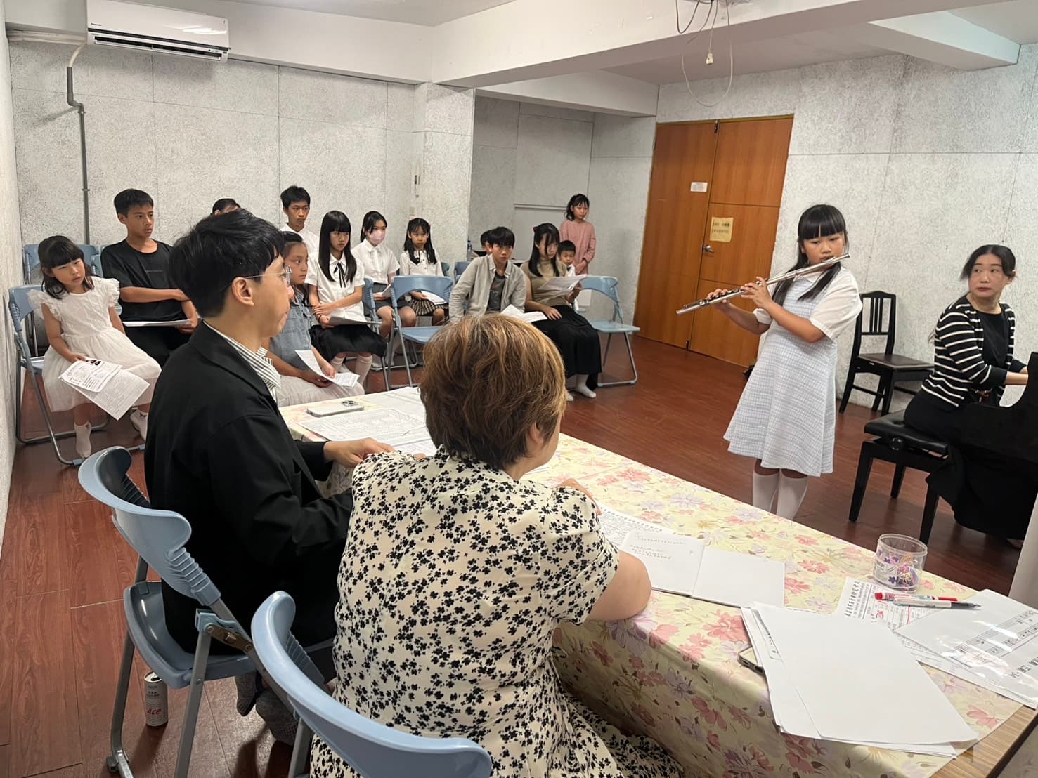 徐老師在音樂活動中聆聽學生現場演奏