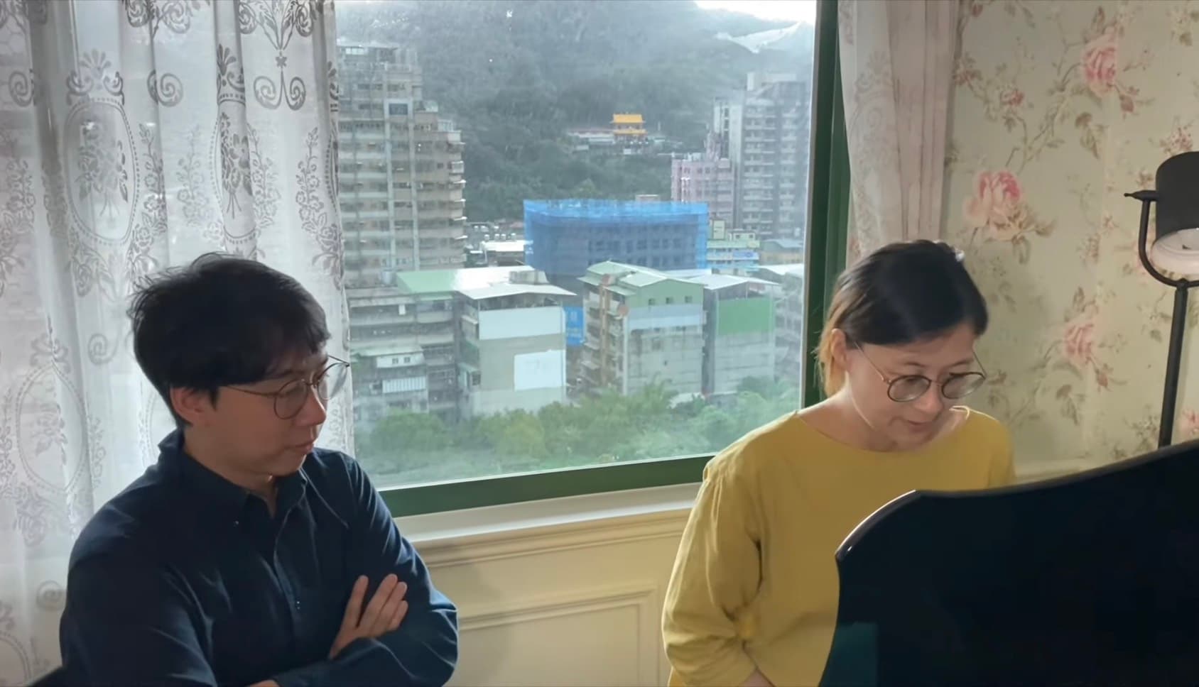 徐老師在鋼琴旁指導成人學生
