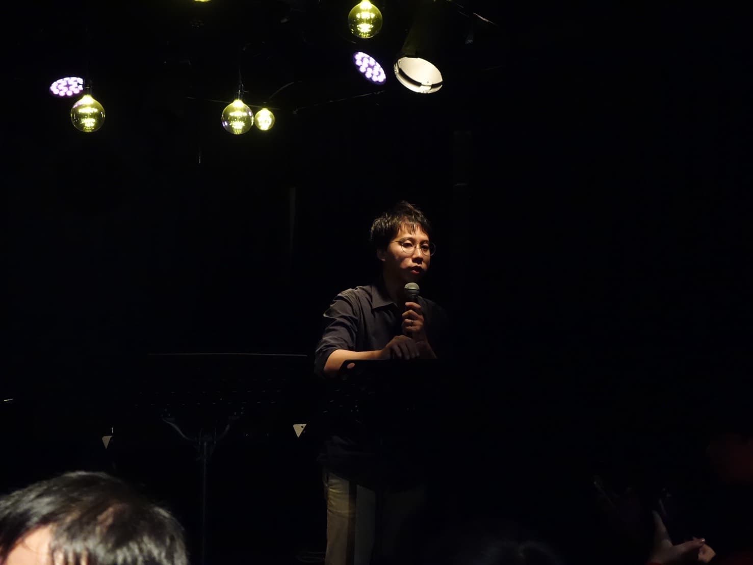 徐老師在音樂活動舞台上分享演奏與學習經驗